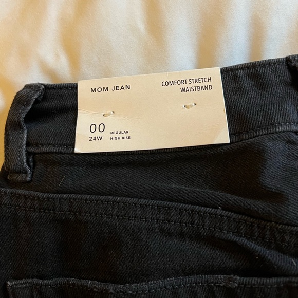 AE Ripped Mom Jean - Picture 2 of 4